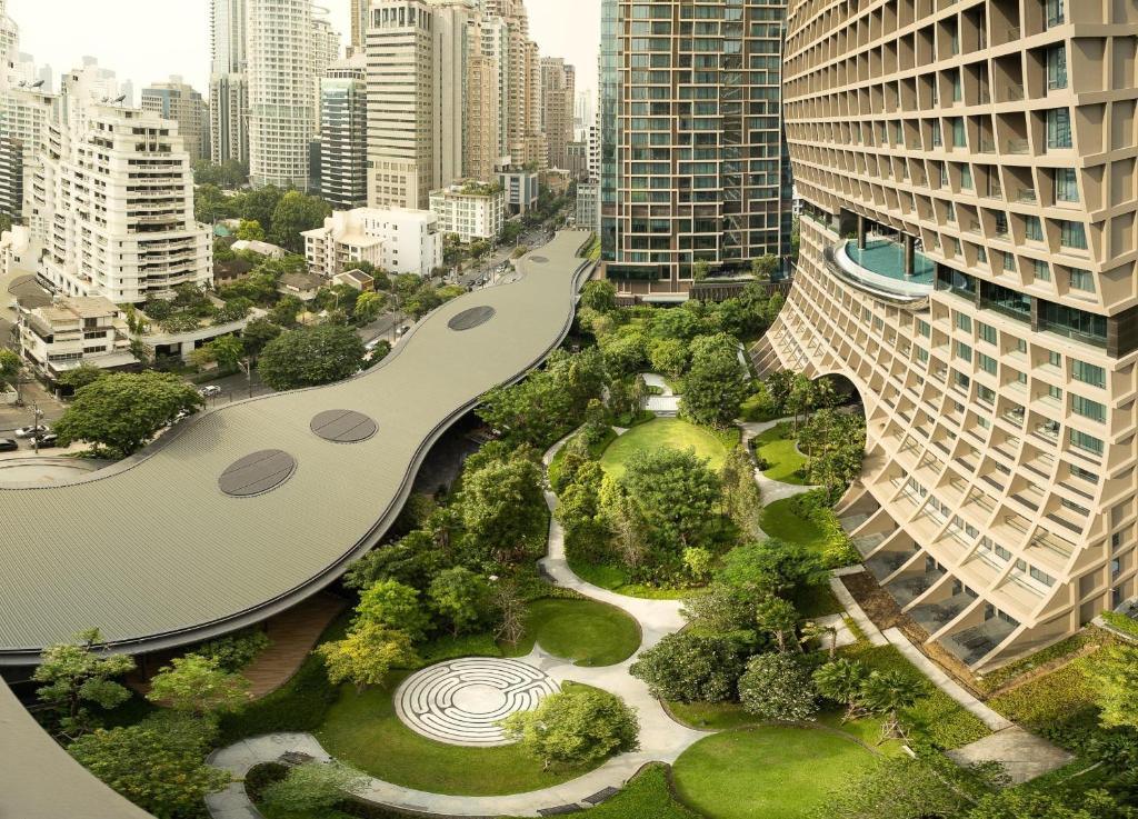 Sindhorn Kempinski shot of exterior including park