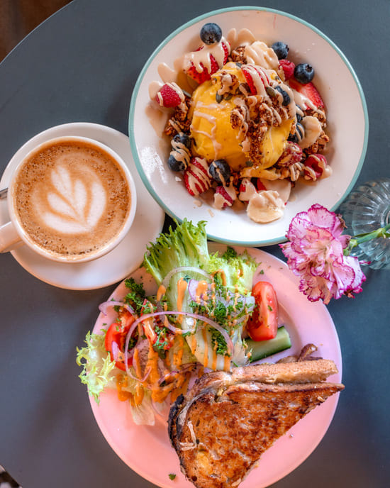 A smoothie bowl and a croque mon dieu