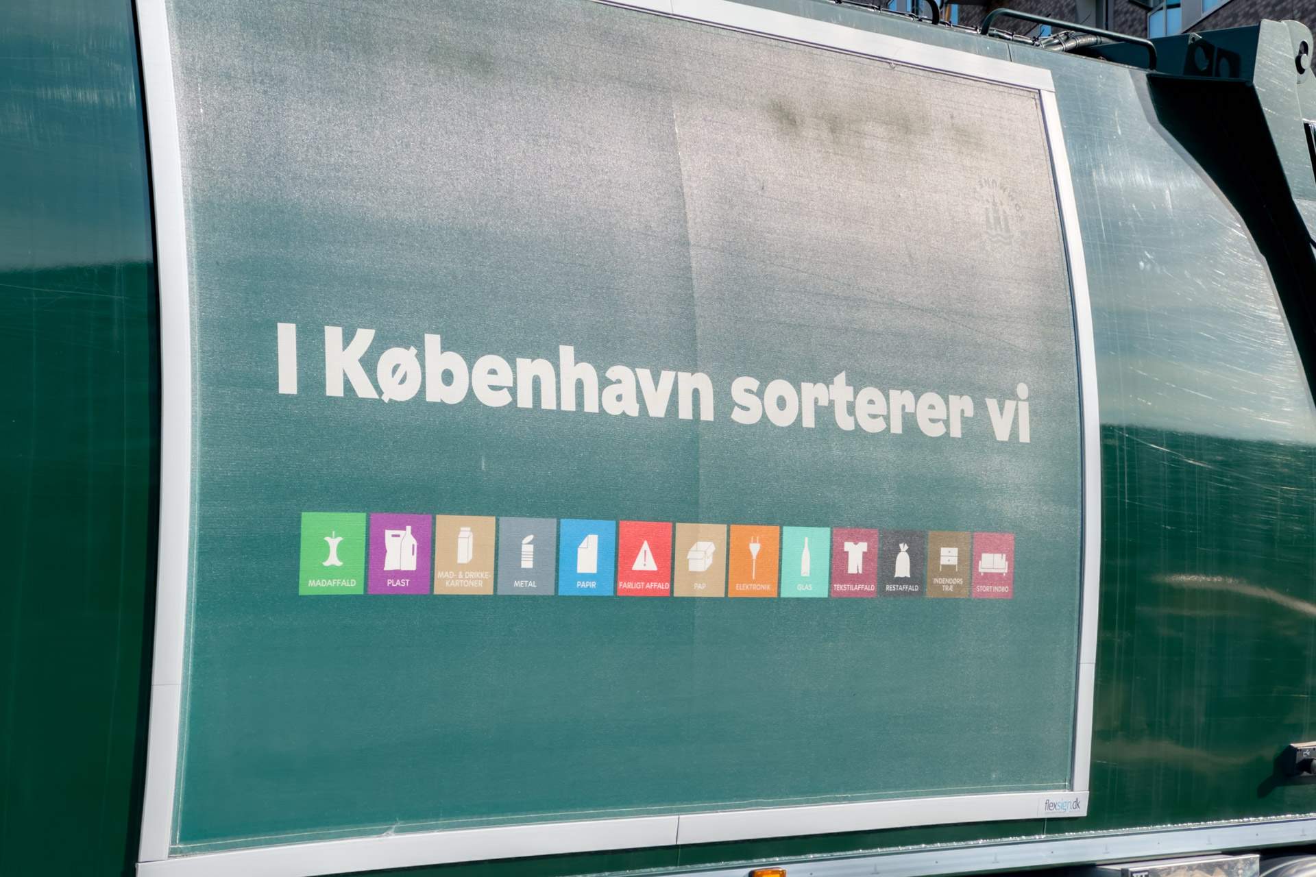 Garbage truck saying "I København sorterer vi" on the side - "In Copenhagen, we sort our waste".