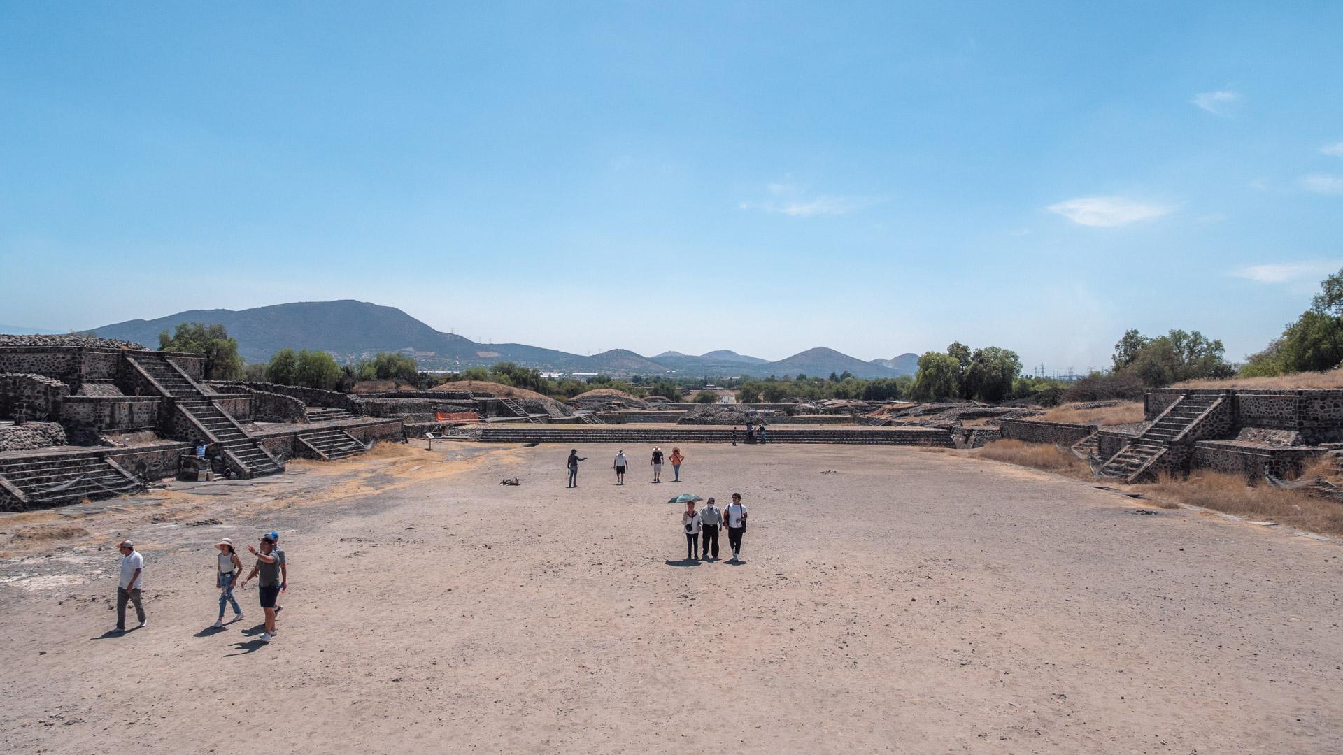 The Avenue of the Dead on the way to the Templo de Quetzalcóatl