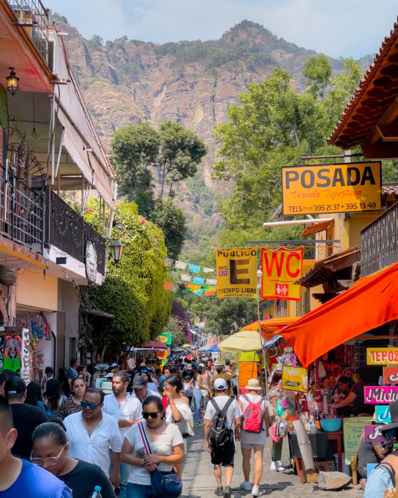 Weekend crowds in Tepoztlán