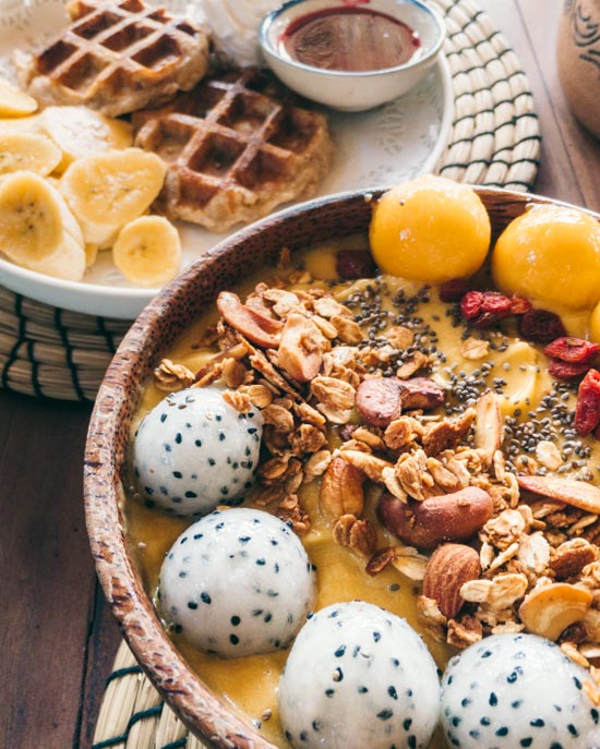 Smoothie bowl and waffels