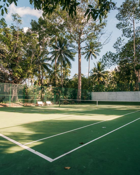 The tennis court at Lipa Lodge