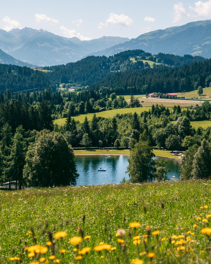 Badesee Going and the surrounding landscape